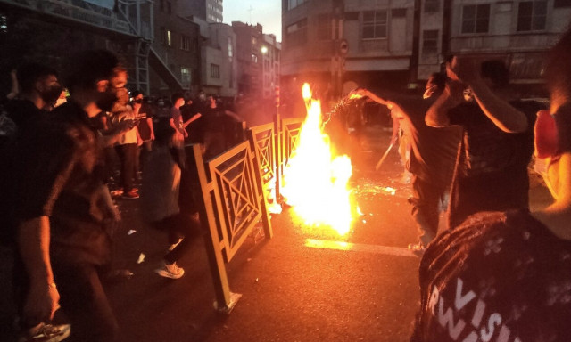 Το Ιράν στις φλόγες: Γιγαντώνεται η εξέγερση κατά της μαντίλας