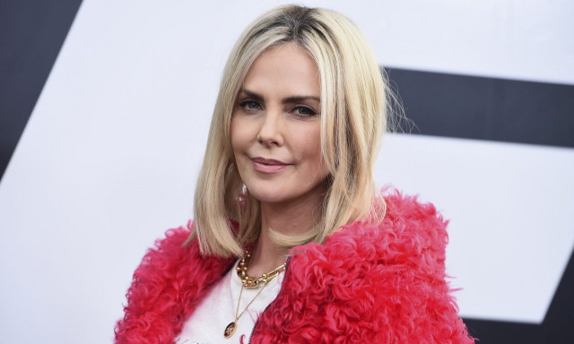 Σαρλίζ Θερόν: Είναι θαυμάστρια της ταινίας «Το Ξωτικό των Χριστουγέννων»