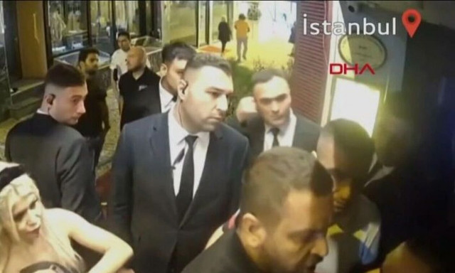 Κωνσταντινούπολη: Άγριος ξυλοδαρμός από πορτιέρηδες σε παρέα νεαρών - Βγήκε μέχρι και όπλο