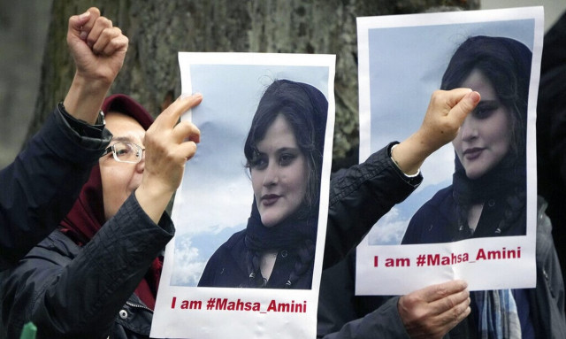 Ιράν: Το κίνημα κατά της μαντήλας έγινε λαϊκή εξέγερση - «Ζωή, γυναίκα, ελευθερία» φωνάζει το πλήθος