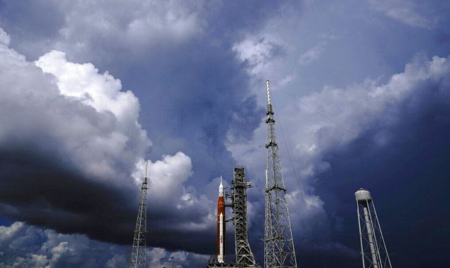 NASA: Αποσύρει τον διαστημικό πύραυλο SLS από την πλατφόρμα εκτόξευσης λόγω του τυφώνα Ίαν