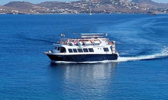 Πάρος: Καθηλωτικές στιγμές - Φόρος τιμής στους νεκρούς του «ΕΞΠΡΕΣ ΣΑΜΙΝΑ» από πλοίο στο σημείο του