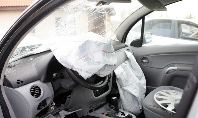 Θεσσαλονίκη: Όχημα εξετράπη της πορείας του κοντά στο αεροδρόμιο - Στο νοσοκομείο ο οδηγός