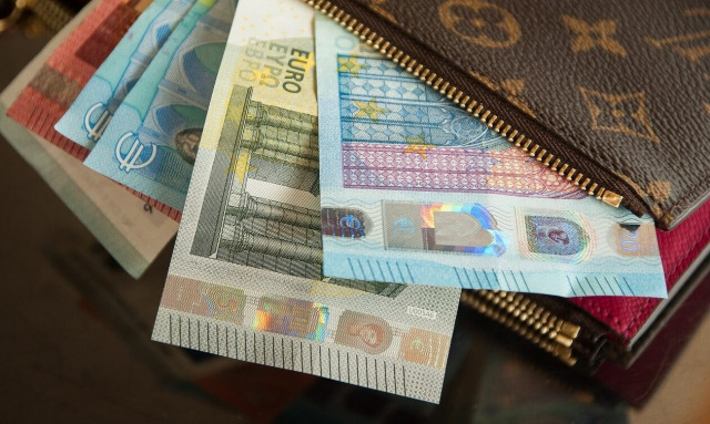 Επίδομα ακρίβειας: Διευρυμένη η λίστα των δικαιούχων για τα 250 ευρώ - Πότε καταβάλλεται