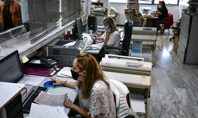 Διπλή αύξηση στις απολαβές των δημοσίων υπαλλήλων