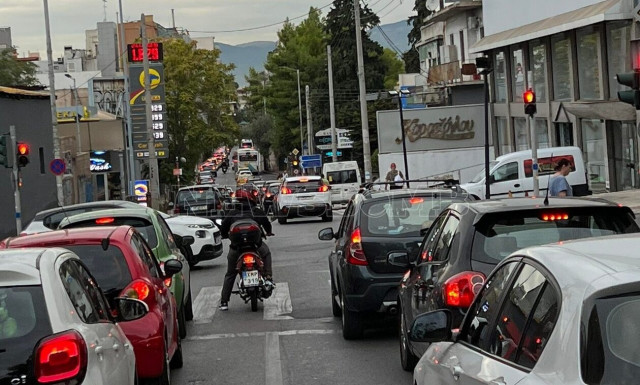 Κίνηση τώρα: Οπλιστείτε με υπομονή! «Μαύρος» ο Κηφισός, στα… κόκκινα οι κεντρικές λεωφόροι