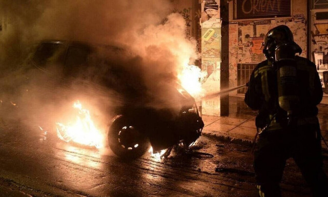 Νύχτα εμπρησμών στην Αθήνα: Πυρπόλησαν αυτοκίνητα σε Ίλιον, Μενίδι και κέντρο