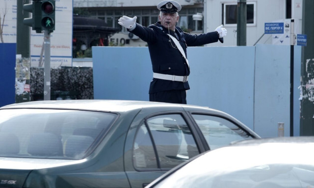 Σύνταγμα: Διακόπηκε η κυκλοφορία στη Μητροπόλεως - Έσπασε αγωγός