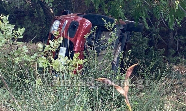 Παραλίγο τραγωδία στη Λαμία: Αυτοκίνητο με οικογένεια έπεσε σε γκρεμό – Τους έσωσε δέντρο