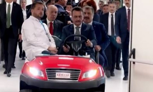 Ο Ερντογάν εγκαινίασε νοσοκομείο κι έκανε βόλτα με… αυτοκινητάκι