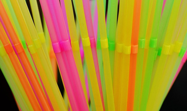 Παράνομο κύκλωμα τροφοδοτεί την αγορά με πλαστικά καλαμάκια