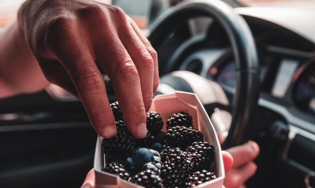 Τρως στο αυτοκίνητο; Θα το πληρώσεις ακριβά - Έρχονται αυστηρές ποινές