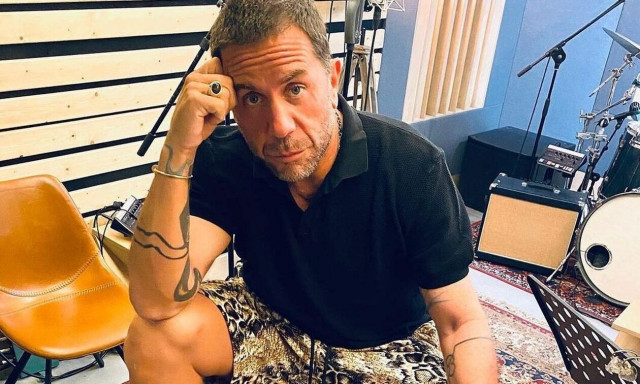 Γιώργος Μαζωνάκης: Έκανε πρεμιέρα με λευκό ράσο και... ανατρεπτικό λουκ στα μαλλιά