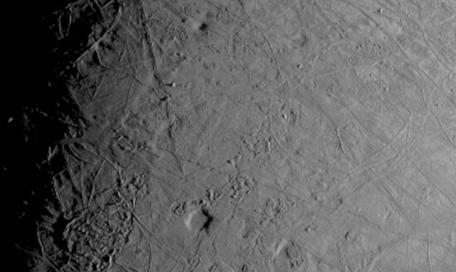 Το διαστημόπλοιο Juno της NASA μια «ανάσα» από την Ευρώπη, τον δορυφόρο του Δία