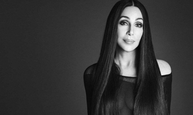 Σερ: Αγνώριστη η 76χρονη ποπ σταρ στην Εβδομάδας Μόδας στο Παρίσι – Έγινε ξανθιά