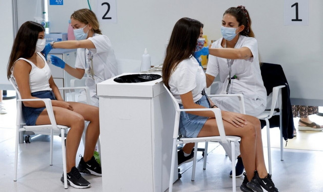 Τέλος στους εμβολιασμούς των εφήβων κατά της Covid-19, βάζει η Σουηδία