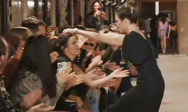 Βικτόρια Μπέκαμ: Κατέρρευσε στη πασαρέλα της Εβδομάδας Μόδας στο Παρίσι – Γιατί ξέσπασε σε κλάματα