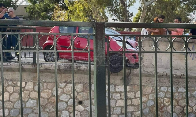 Σοβαρό τροχαίο στον ΗΣΑΠ Κηφισιάς: Αυτοκίνητο παραλίγο να πέσει στις ράγες - Διακοπή δρομολογίων