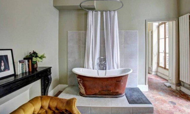 Έξαλλοι οι επισκέπτες με τη νέα τάση των ξενοδοχείων να μην έχουν…πόρτες στα μπάνια