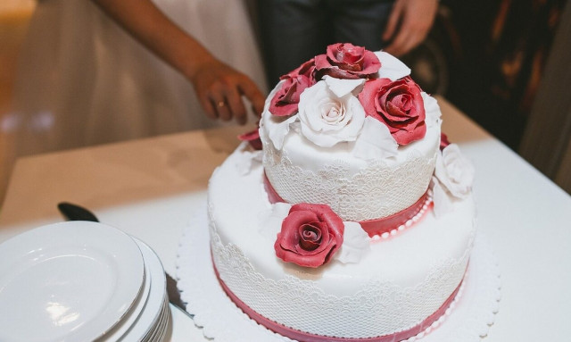 Ρεσιτάλ τσιγγουνιάς: Νεόνυμφοι ζήτησαν λεφτά από τους καλεσμένους για το γλυκό