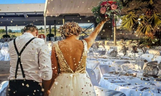 Έφυγαν «τρέχοντας» από το γλέντι του γάμου γιατί τους άνοιξαν τα σπίτια!