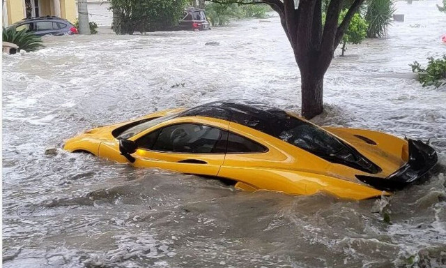 Η πλημμύρα παρέσυρε μία σπάνια McLaren P1 (vid)