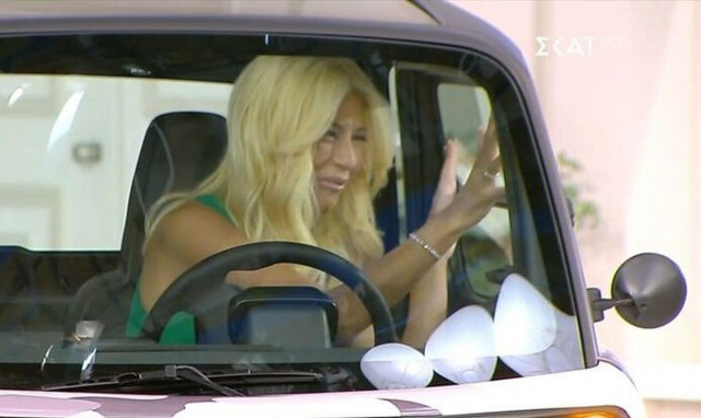 Φαίη Σκορδά: Κλειδώθηκε μέσα στο αυτοκίνητο που έδινε δώρο