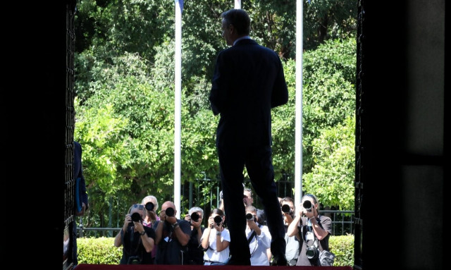 Αέρας αισιοδοξίας στο Μαξίμου: Συνεχής στήριξη των πολιτών με το βλέμμα στην αυτοδυναμία