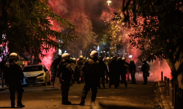 Ένα ακόμα βράδυ με επεισόδια στα Εξάρχεια - Πετροπόλεμος και χημικά