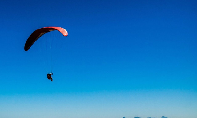 Χανιά: Έκανε αλεξίπτωτο πλαγιάς κι έπεσε σε καλώδια της ΔΕΗ