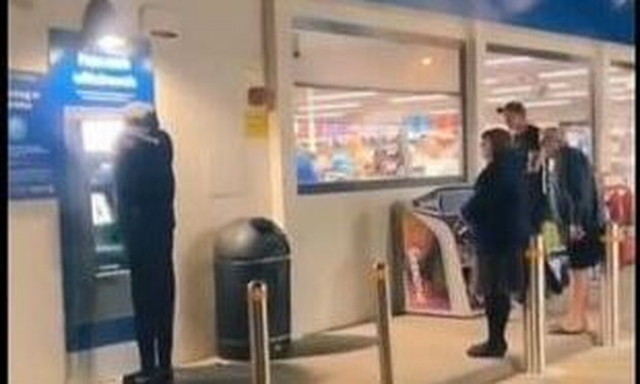Απίστευτη φάρσα: Έβαλαν μια κούκλα στο ΑΤΜ και δημιουργήθηκε... ουρά!