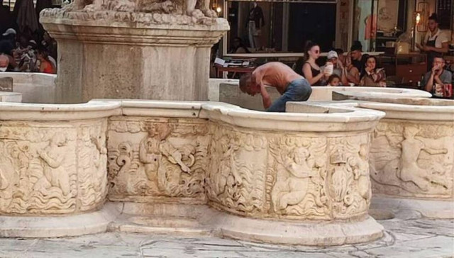 Ηράκλειο: Ο άστεγος στα Λιοντάρια που εξόργισε καταστηματάρχες και τουρίστες