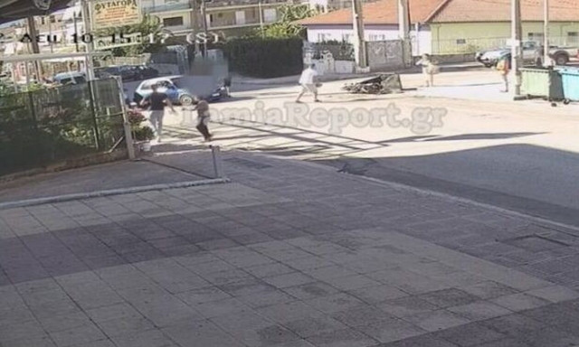 Λαμία: Κάμερα κατέγραψε τροχαίο με ντελιβερά (vid)