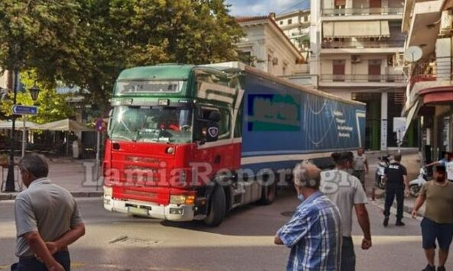 Λαμία: Περιπέτεια με νταλίκα στο κέντρο της πόλης