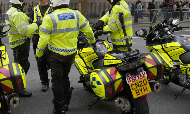 Βρετανία: Υπνοθεραπευτής επιτέθηκε σεξουαλικά σε πελάτισσά του – Το κόλπο με το αντηλιακό