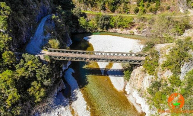 Η παλιά γέφυρα της περιοχής Βαλτσορέματος στα στενά του Ευήνου