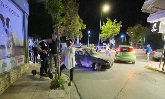 Λάρισα: Αυτοκίνητο παραλίγο να πέσει πάνω σε μητέρα και παιδί - Σώθηκαν από θαύμα