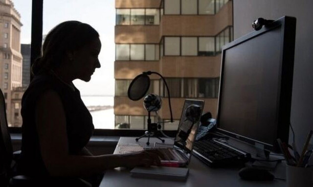 Αποκαλυπτική έρευνα: Το 14% των Βρετανών αυτοϊκανοποιούνται εν ώρα εργασίας