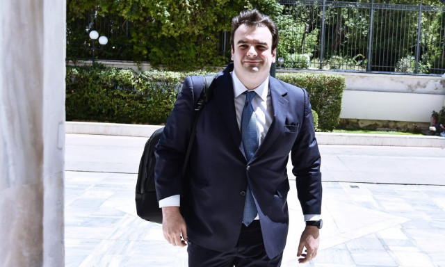 Ατύχημα για τον Κυριάκο Πιερρακάκη στη Νάξο – Έσπασε το πόδι του