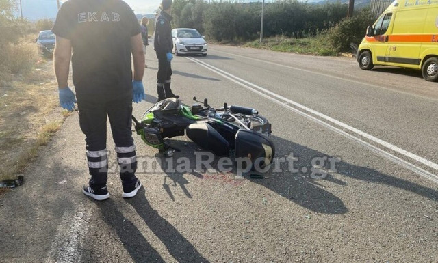 Παραλίγο τραγωδία στη Φθιώτιδα: Μηχανάκι έπεσε στο πίσω μέρος αυτοκινήτου - Τον έσωσε το κράνος