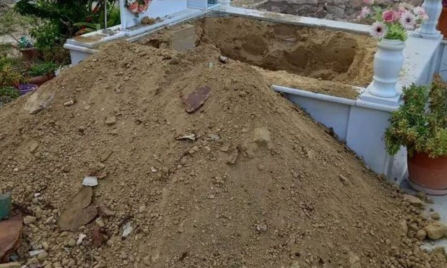 «Ξυπνούν» τους νεκρούς τους από το νεκροταφείο για να περάσει ο δρόμος