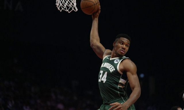 Γιάννης Αντετοκούνμπο: Ήττα των Μπακς από τους Χοκς στο ιστορικό ματς του Άμπου Ντάμπι