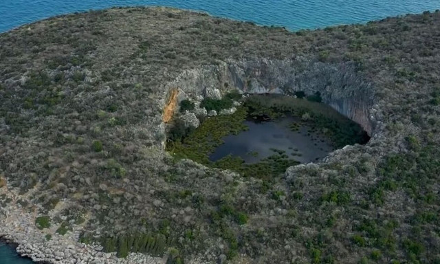 Η άγνωστη βυθισμένη γέφυρα της Ελλάδας και ο κρατήρας με τα νούφαρα