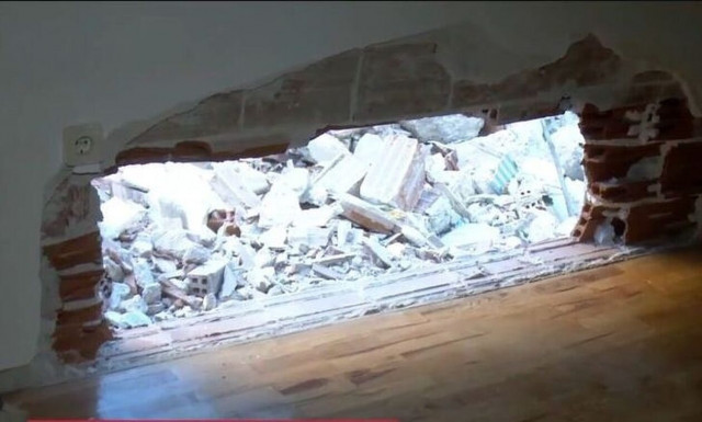 Θεσσαλονίκη: Ξύπνησε και βρήκε τον τοίχο του σπιτιού του γκρεμισμένο
