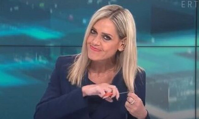 Παρουσιάστρια της ΕΡΤ3 έκοψε τα μαλλιά της στον «αέρα» ως ένδειξη στήριξης στις Ιρανές