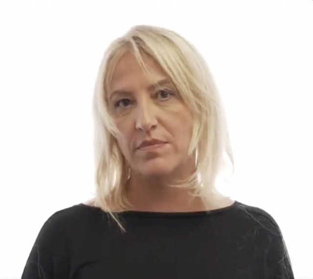 Ρένα Δούρου: Έκοψε τα μαλλιά της για τις Ιρανές - Δείτε το βίντεο