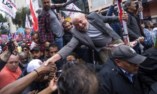 Δημοσκοπήσεις-Βραζιλία: Ο Λούλα οδεύει σε νίκη επί του Ζαΐχ Μπολσονάρου στον β΄ γύρο