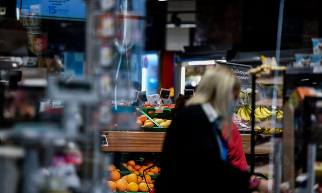 Καλάθι της νοικοκυράς: 50 προϊόντα με ταβάνι τα 275 ευρώ το μήνα – Τι περιλαμβάνει