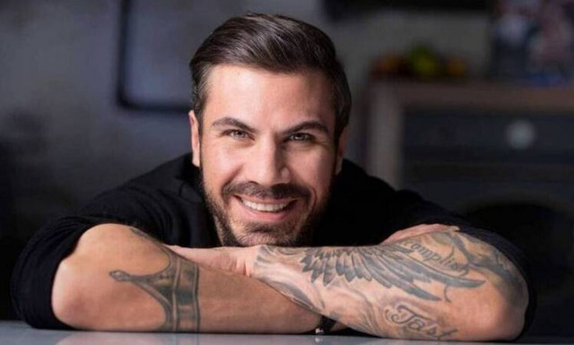 Άκης Πετρετζίκης: Σε ποιο άθλημα προπονεί τον μικρό Αχιλλέα