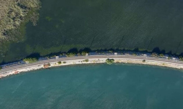 Ταξίδι με τρένο… πάνω στη θάλασσα! Tα ομορφότερα 450 μέτρα του ελληνικού σιδηροδρόμου (vid)